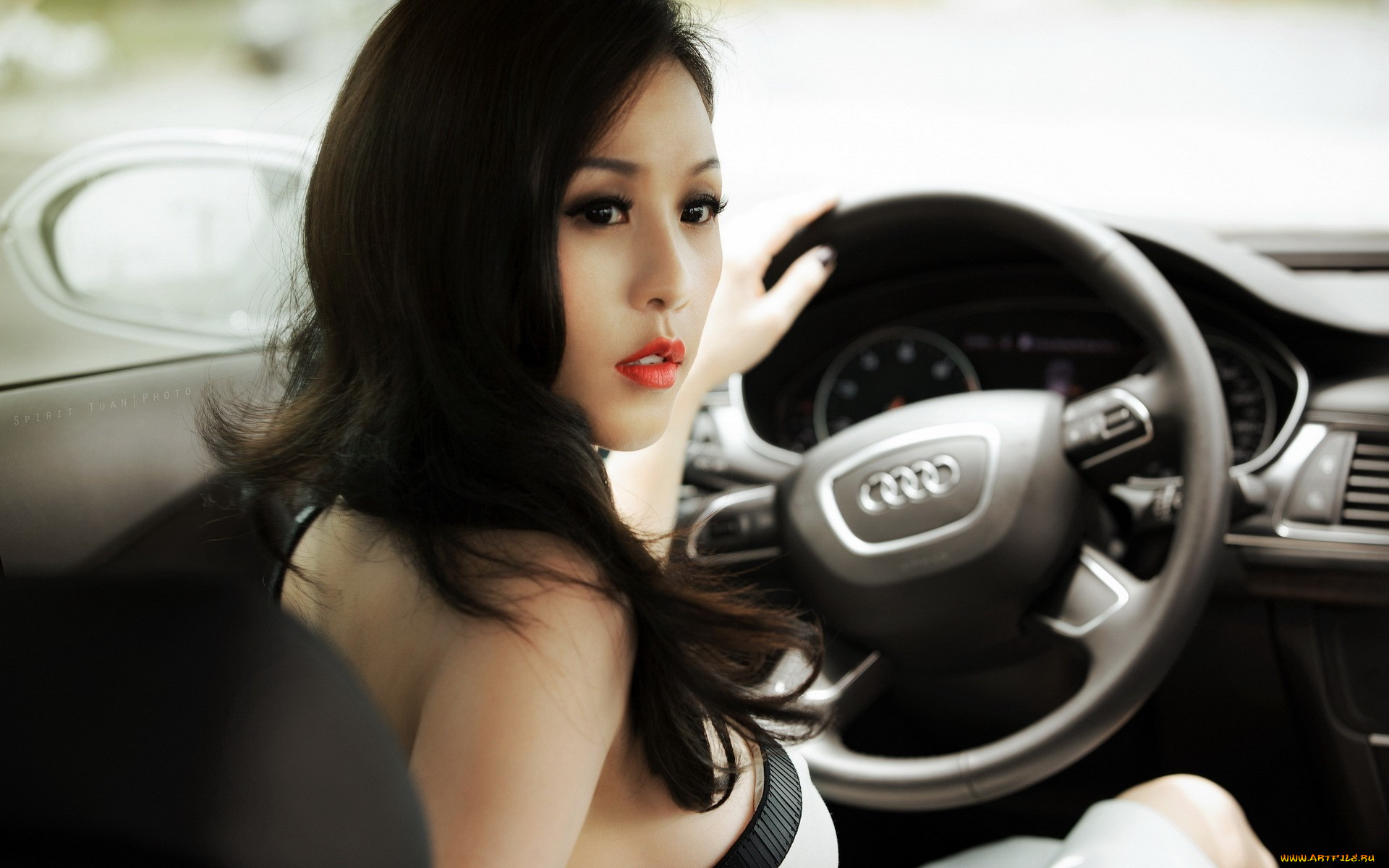 Азиатка за рулем